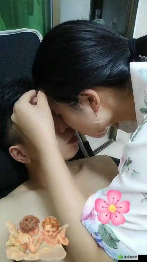 一面亲上边一面膜下边:独特的行为现象