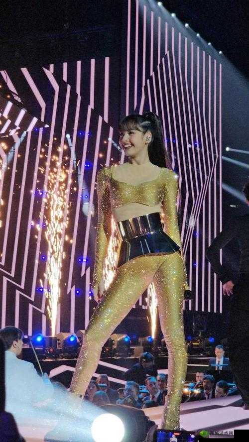 LISA全身仅一条腰链:性感舞台魅力瞬间