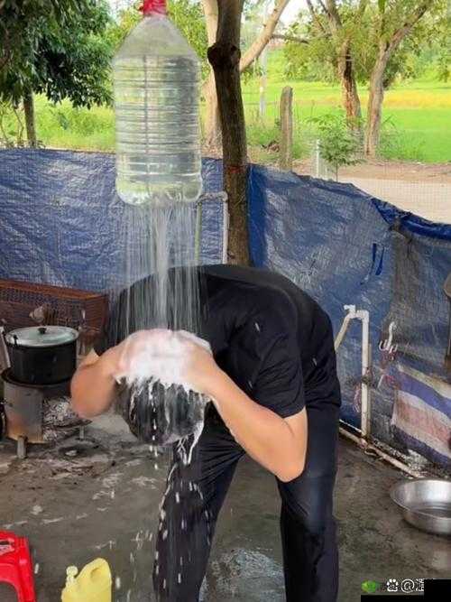 震惊男子竟用桶帮女子排尿,现场画面不忍直视